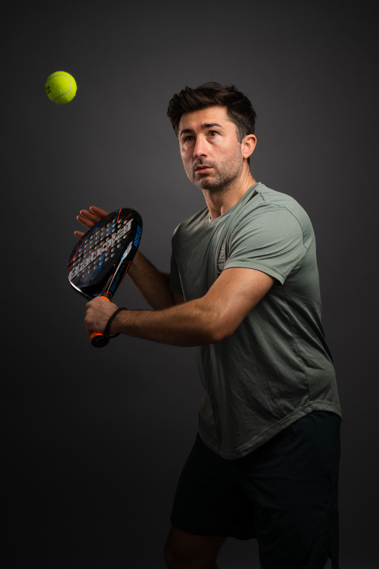 Engin Bali striking a padel ball